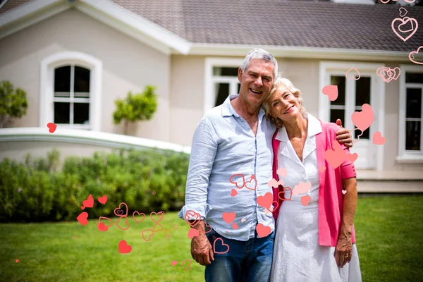 Pareja de ancianos con los brazos alrededor — Foto de Stock