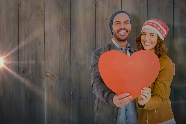 Coppia in possesso di carta a forma di cuore — Foto Stock