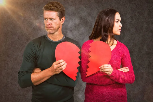 Pár se drží popraskané tvaru srdce — Stock fotografie