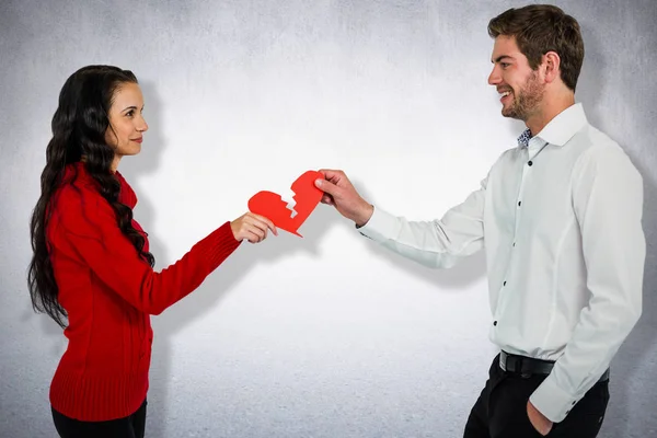 Paar rode gebarsten hart vorm holding — Stockfoto