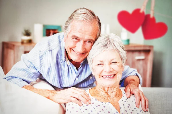 Homem sênior romântico com esposa — Fotografia de Stock