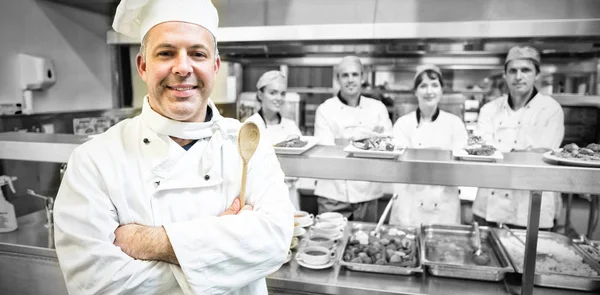 Досвідчений головний шеф-кухар позує гордо на сучасній кухні — стокове фото