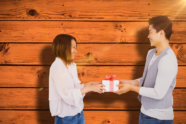 Man geeft cadeau aan vrouw — Stockfoto