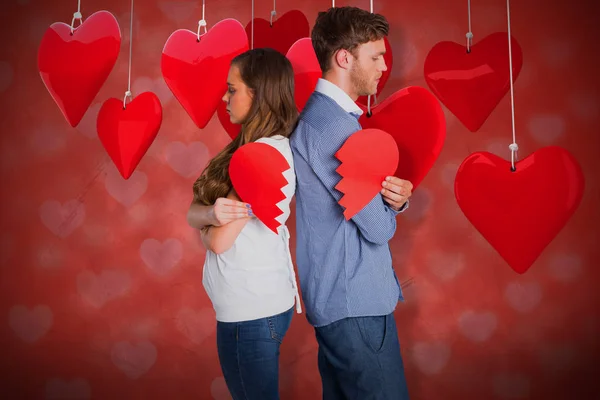 Pareja sosteniendo roto el corazón — Foto de Stock