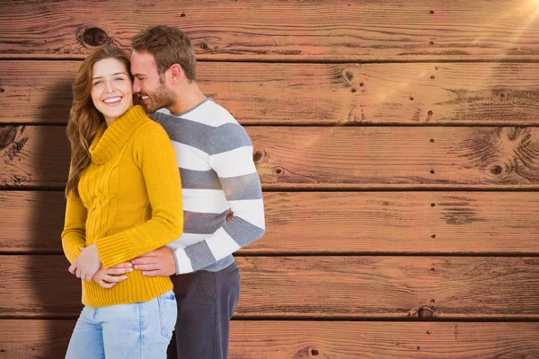 Glückliches junges Paar umarmt — Stockfoto