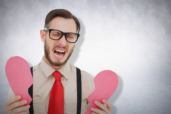 Hipster llorando y sosteniendo roto el corazón — Foto de Stock