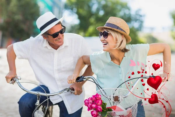 Счастливая пара с велосипедами — стоковое фото