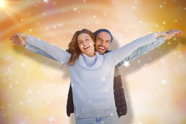 Couple standing with arms outstretched — Stock Photo, Image