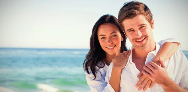 Alegre pareja abrazando — Foto de Stock