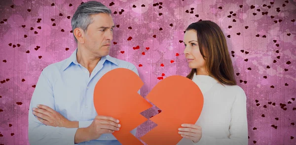 Pareja sosteniendo roto corazón forma — Foto de Stock