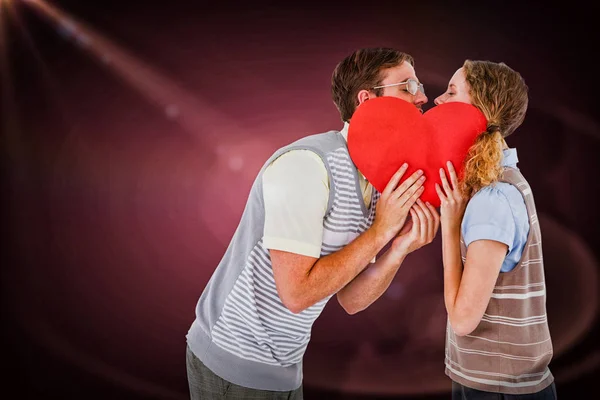 Casal beijando atrás do cartão do coração — Fotografia de Stock