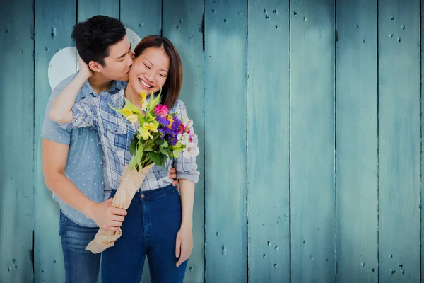 Homem com buquê beijando mulher — Fotografia de Stock