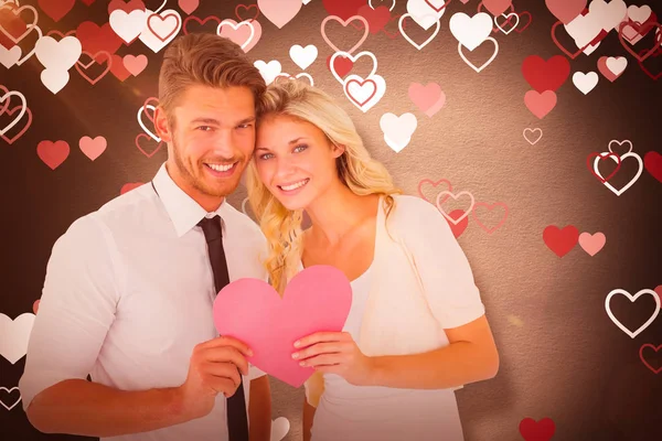 Casal segurando coração rosa — Fotografia de Stock