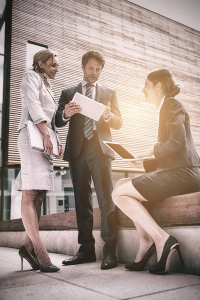 Empresarios usando laptop y tablet — Foto de Stock