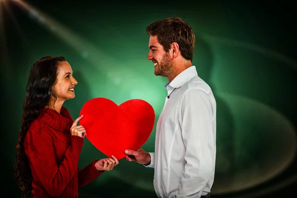 Casal segurando papel coração — Fotografia de Stock