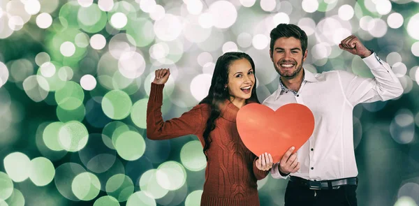 Casal segurando papel coração — Fotografia de Stock