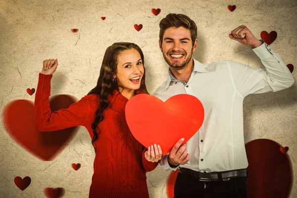 Casal segurando papel coração — Fotografia de Stock