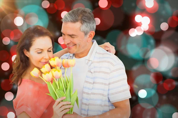 Couple avec bouquet de fleurs — Photo