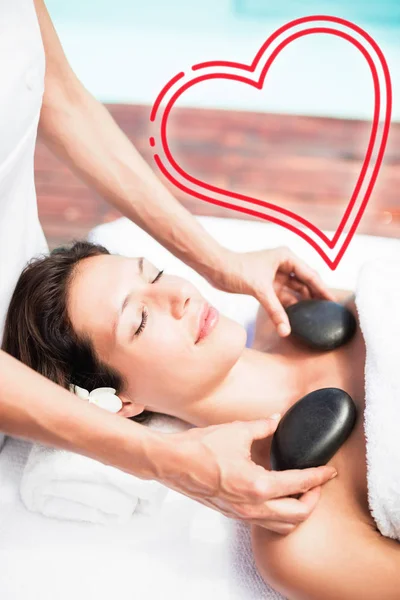 Frau erhält Massage mit heißen Steinen — Stockfoto