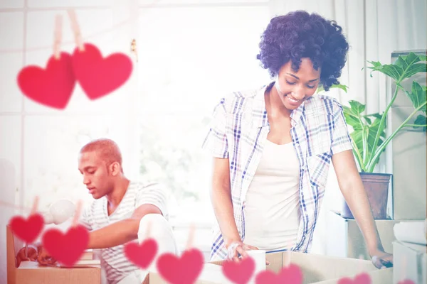 Feliz pareja abriendo cajas —  Fotos de Stock