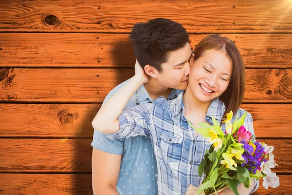 Uomo baciare donna con bouquet — Foto Stock