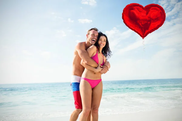 Paar genießt am Strand — Stockfoto