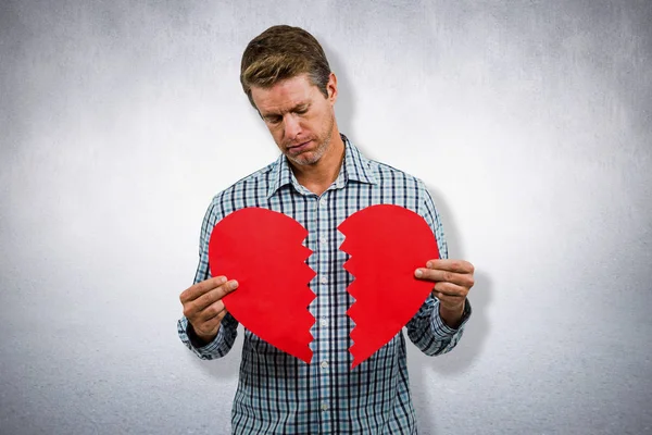 Uomo triste con una carta rotta — Foto Stock