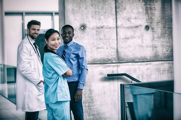 Sjuksköterska och läkare med affärsman — Stockfoto