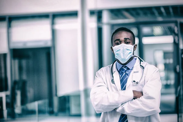 Médico usando máscara cirúrgica — Fotografia de Stock