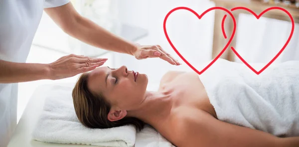 Therapeut uitvoeren reiki op vrouw — Stockfoto