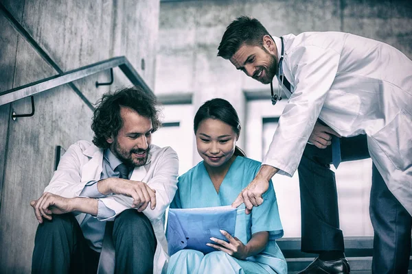 Doctors and nurse discussing over report — Stock Photo, Image