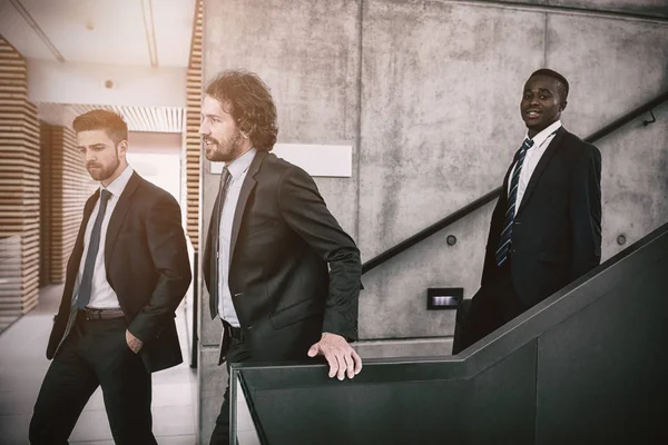 Группа бизнесменов поднимается по лестнице — стоковое фото