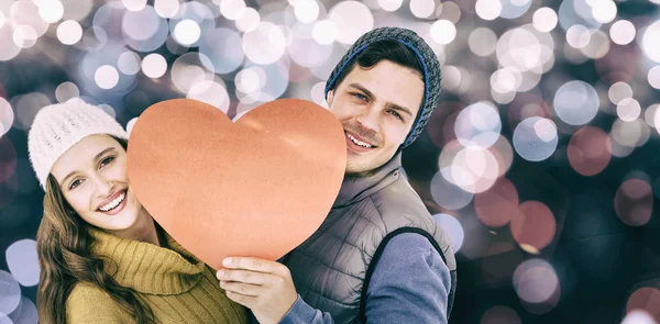 Paar houden hart vorm papier — Stockfoto