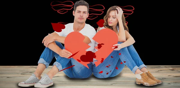 Пара сидить на підлозі з розбите серце — стокове фото