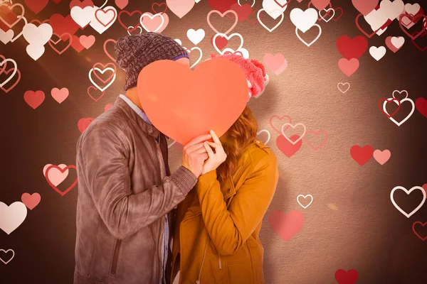 Casal segurando papel em forma de coração — Fotografia de Stock