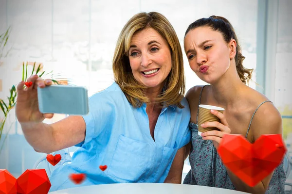 Mama biorąc selfie podczas córka puckering — Zdjęcie stockowe