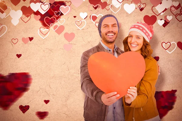 Pareja sosteniendo corazón forma papel —  Fotos de Stock