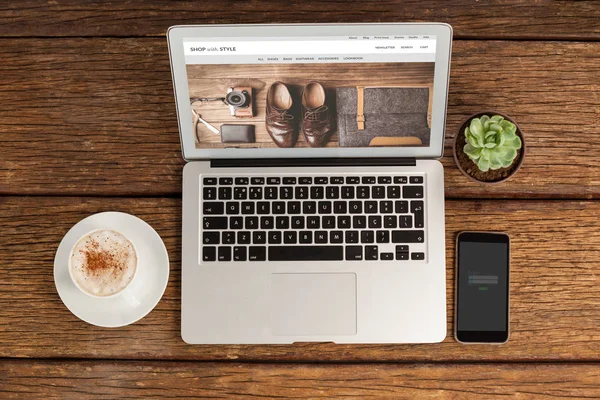 Office skrivbord med laptop och dokument — Stockfoto