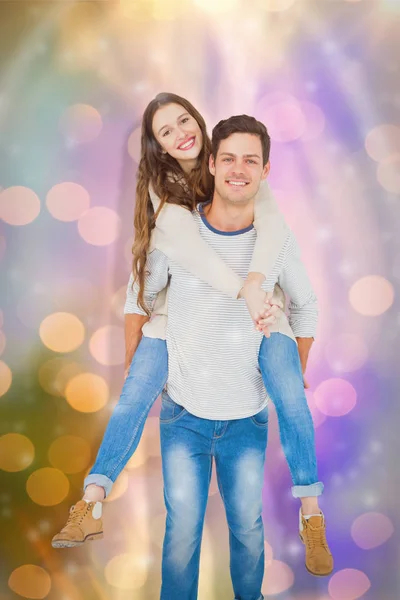 Pareja joven Piggybacking — Foto de Stock