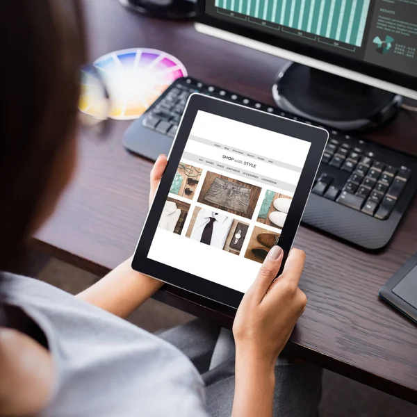 Mulher assistindo seu computador tablet — Fotografia de Stock