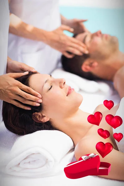 Casal recebendo massagem na cabeça de massagista — Fotografia de Stock