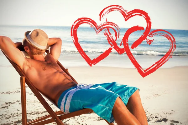 Homem sem camisa relaxante na cadeira de praia — Fotografia de Stock