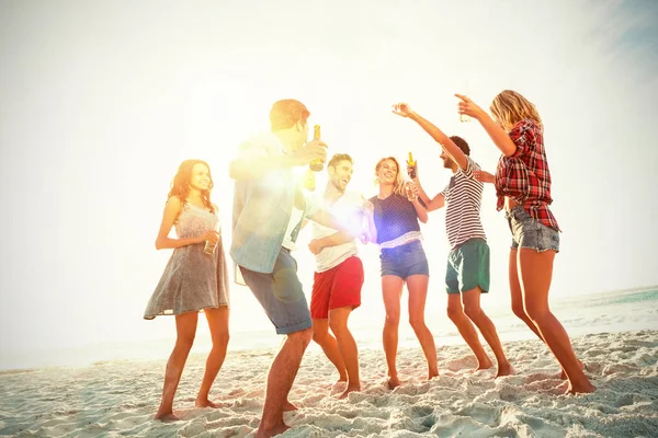 Друзья танцуют на пляже — стоковое фото