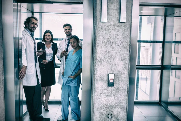 医師やエレベーターの女性実業家 — ストック写真
