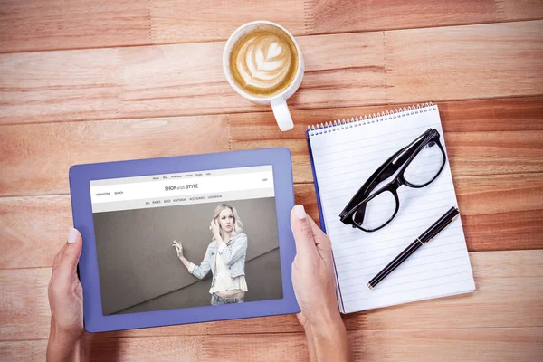 Feminina händer med tablett — Stockfoto