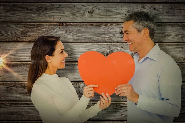 Coppia in possesso di carta a forma di cuore — Foto Stock