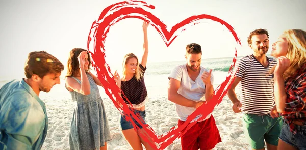 Amigos felizes dançando na praia — Fotografia de Stock