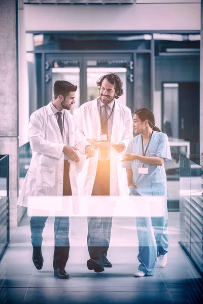 Médico discutindo com colegas — Fotografia de Stock