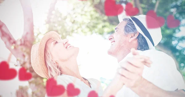 Corazones colgando de una línea — Foto de Stock