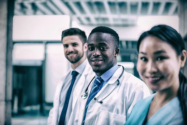 Jistý lékař stojící s kolegy — Stock fotografie